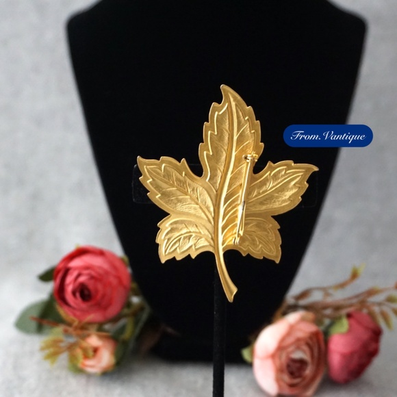 🍃 VINTAGE Gold & Green Maple Leaf Brooch / Scarf Pin 🧷 - Picture 3 of 6